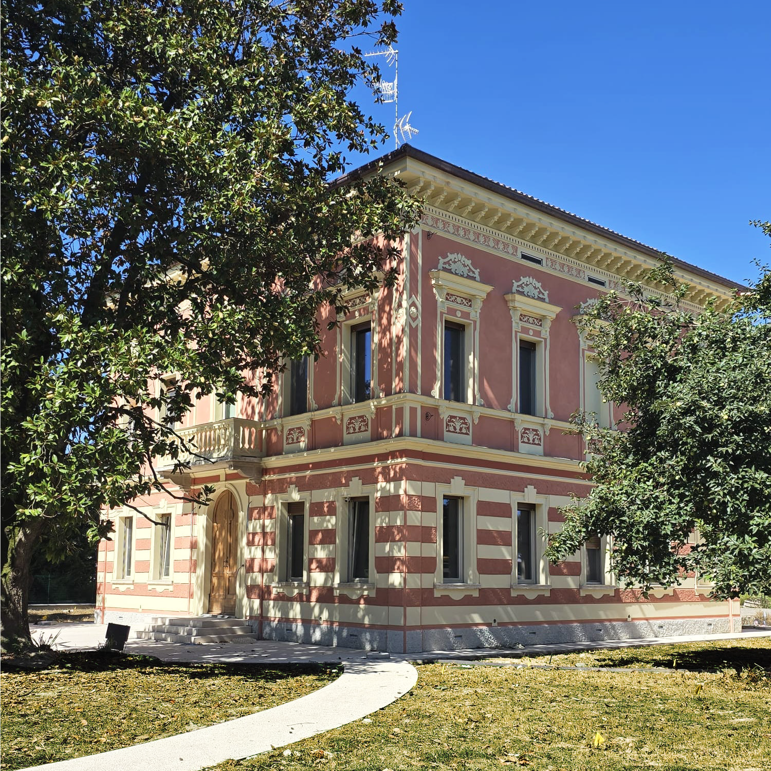 Fornitura di un impianto di climatizzazione radiante combinata ad un sistema di ventilazione meccanica controllata con deumidifica.